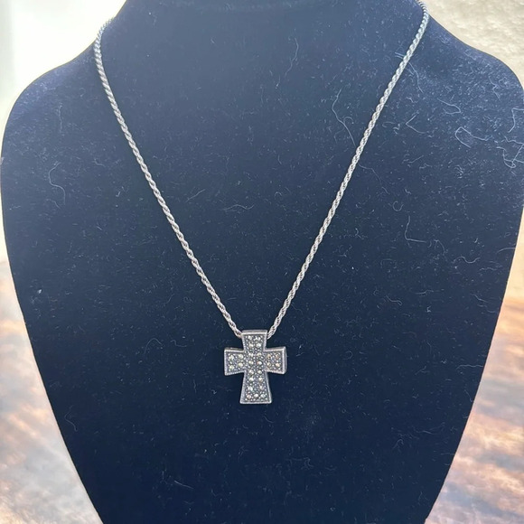 Sterling silver chain and cross necklace - Picture 1 of 7